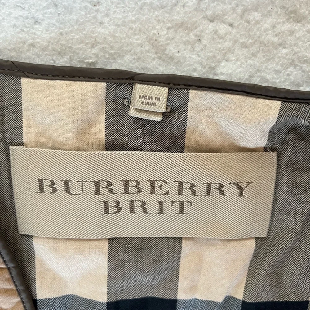 Burberry Tan Double-Breasted Trench Coat with Iconic Check Lining - Picture 8 of 16